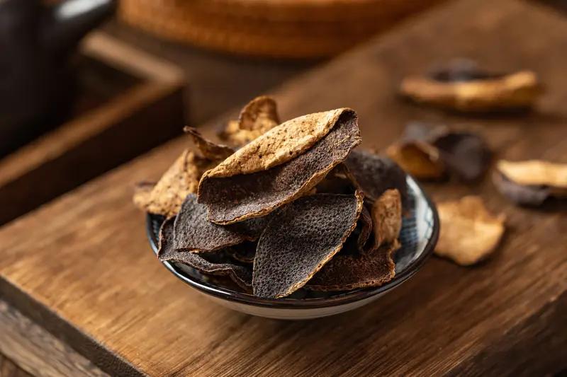 央视曝光的20倍暴利假陈皮事件太惊人了！《财经调查》接到举报，发现陈皮市场乱象丛