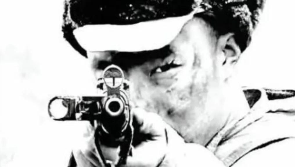 张桃芳简直是神一样的存在！1953年，那个美国顶尖狙击手以为击中张桃芳让他坠入战