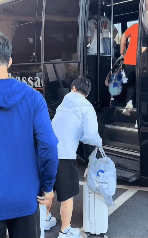 笑不活了，莎莎的箱子好轻，里面不会是空的吧！真想知道莎莎这个箱子里面真的有东西