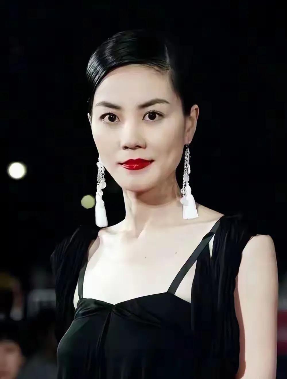 李敖：王菲之所以高冷，因为她肚子里没墨水，本质是一个“愚妇”。他甚至调侃：“王