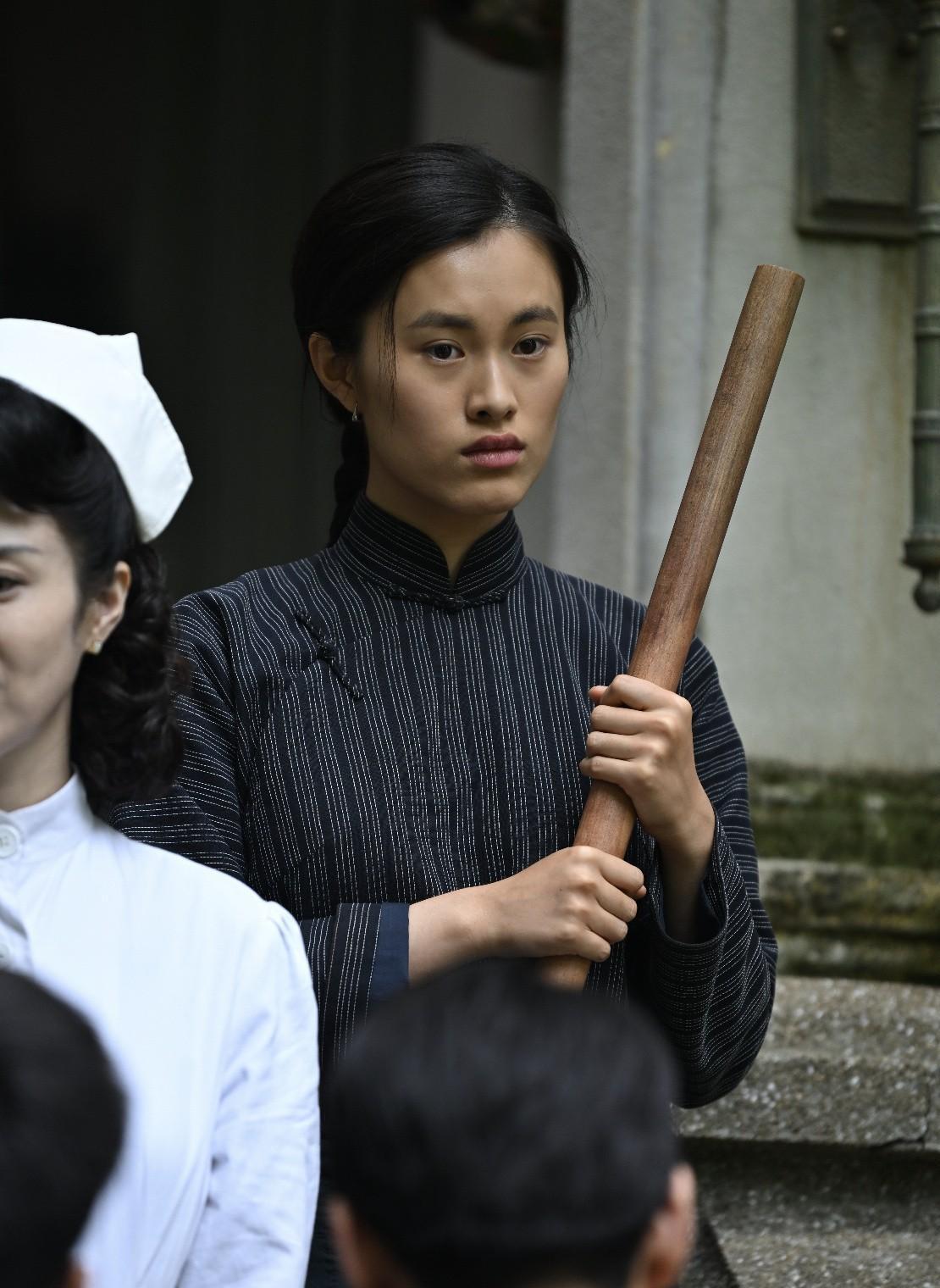 《沉默的荣耀》中，吴公馆的仆人阿兜，导演好几次把特写镜头给到她，这绝非偶然。因为
