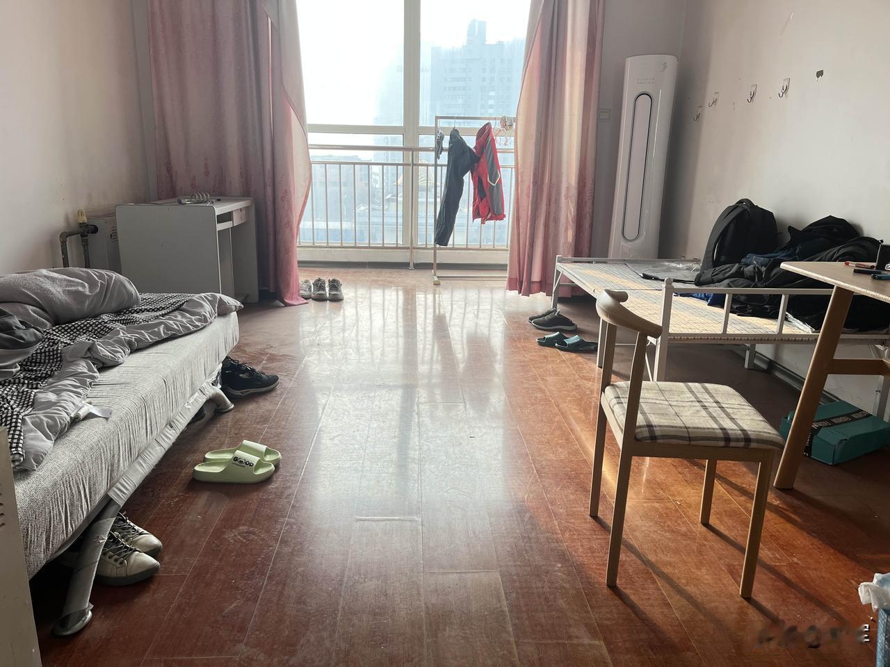 房子租出去，就别心疼，租户会把房子嚯嚯的满目疮痍。而且什么东西还特别爱坏，一