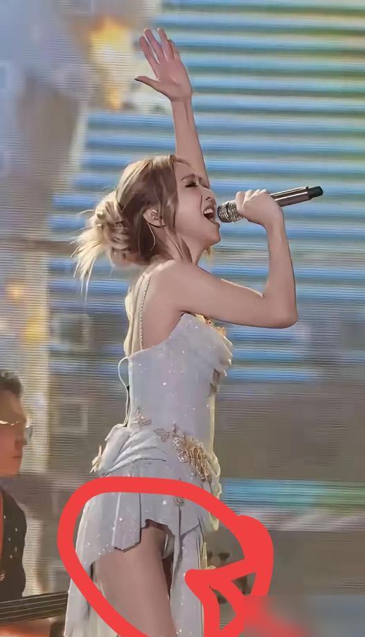 你骂她42岁还穿“尿不湿”擦边，你越骂，黄牛手里的票就越贵，一晚上多赚几百万。