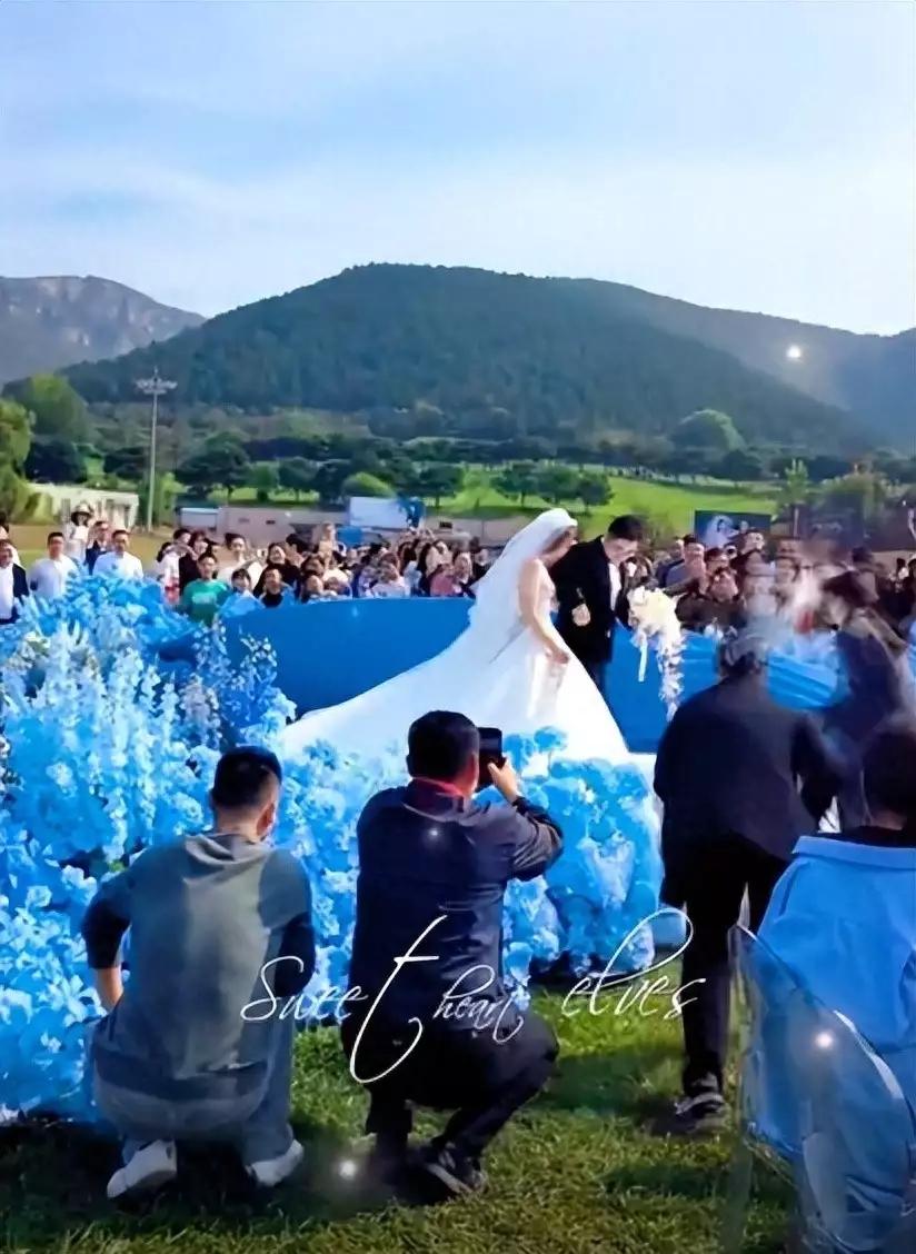 宋祖英出席富二代婚礼引热议，59岁风采依旧尽显艺术家风范近日，著名歌唱家宋祖英