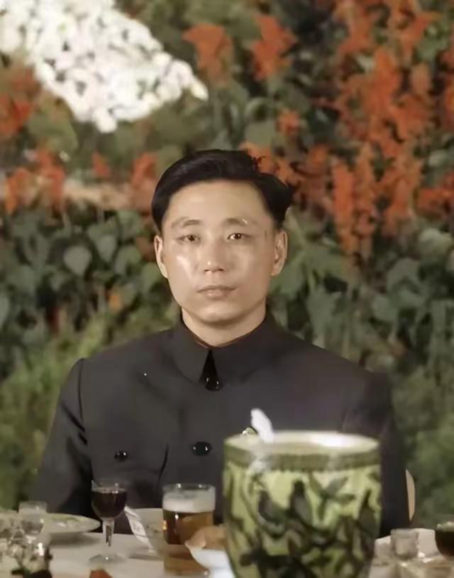 这是他在某次宴会上正襟危坐的罕见照片，但又有多少人能够想到，宴会结束后他竟然不顾