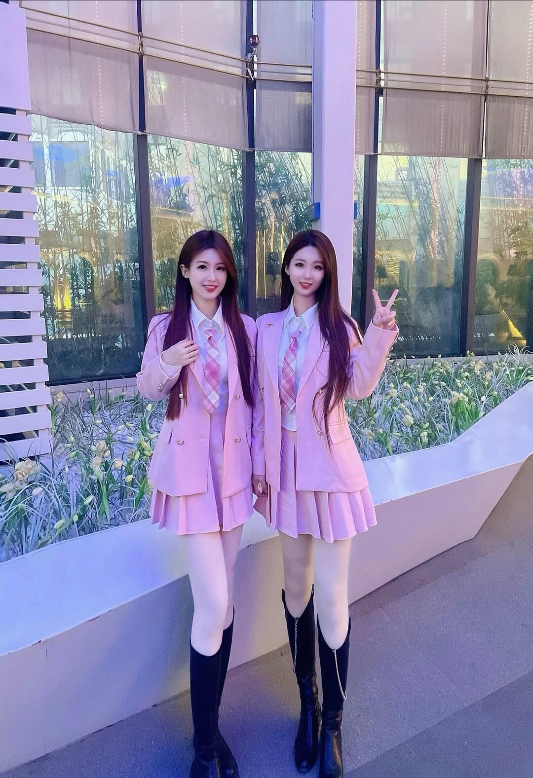 元气满满的姐妹穿搭，粉色西装外套+百褶裙，青春活力！💖💖💖