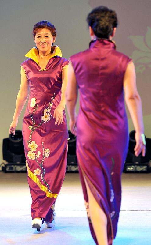 相差三十多岁婆媳审美差异大吗之前刷到辽宁那个儿媳晒63岁婆婆的街拍视频，我直接