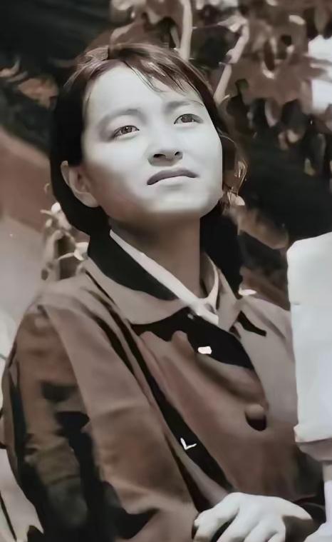 1995年，褚时健的掌上明珠褚映群被洛阳警方带走，4个月后，褚映群在狱中自杀身亡