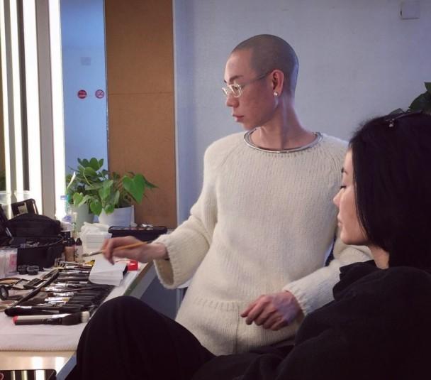 王菲眉毛被吐槽，化妆师一句回应太刚了王菲的眉毛被全网说显老，跟了她30多年