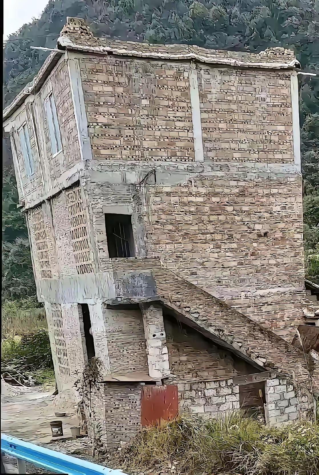 这房子住着安全吗？这是村里新建的一套新房，邻居说，这房子是自己建的，没有图纸