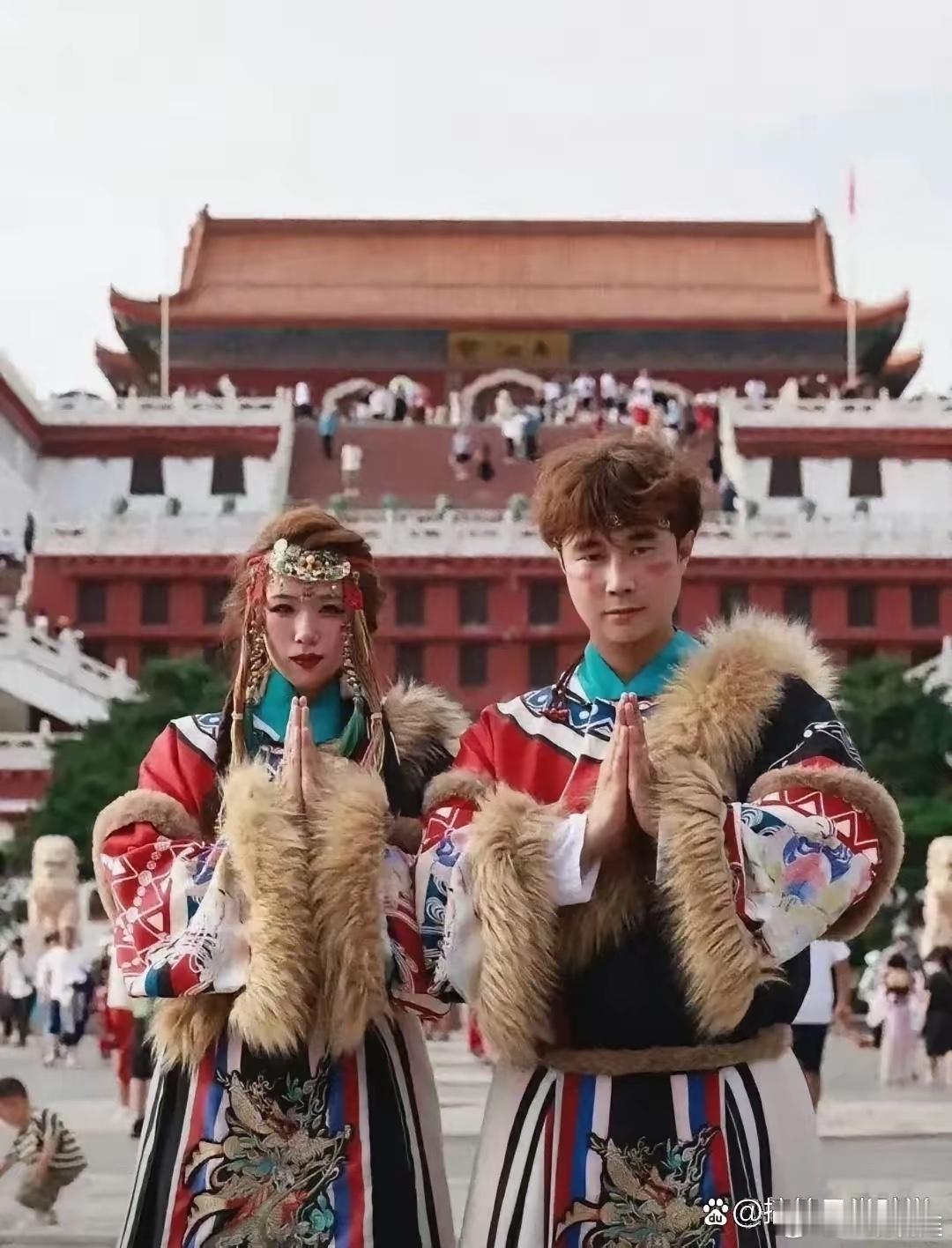 青海玉树的藏族姑娘卓玛发视频，说自己跟谈了三年多的汉族男友分了。她把原因掰成五条