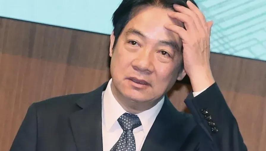 民进党变了，突然变得急切地同大陆交流，连岛内的外事部门的林佳龙都喊出要同王毅握手