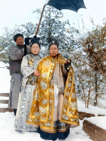 这张照片拍摄于1903年冬的颐和园，是晚清宫廷生活的珍贵影像。画面核心人物是慈禧