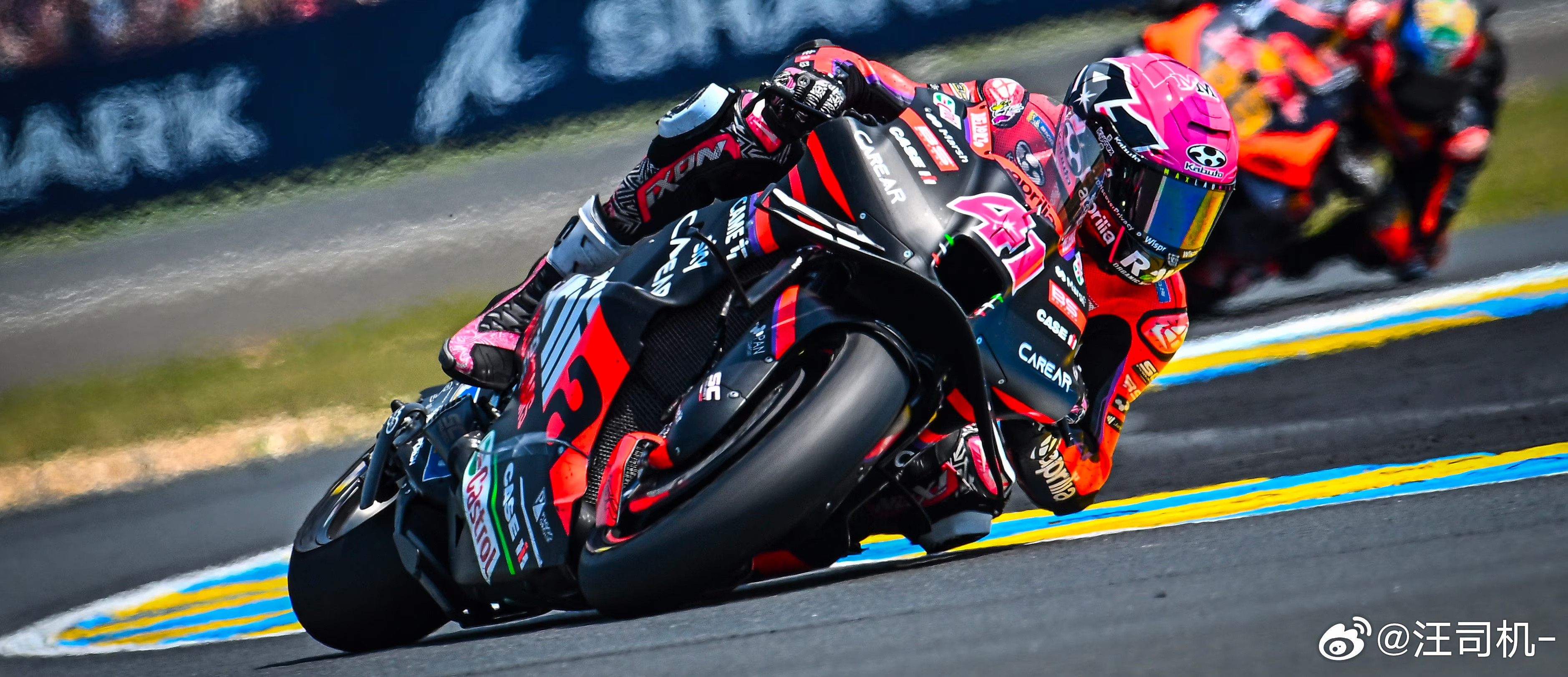 张雪机车夺冠车手发声张雪820rr的后轮盘190胎宽的，摩托车的胎宽越大，其实越