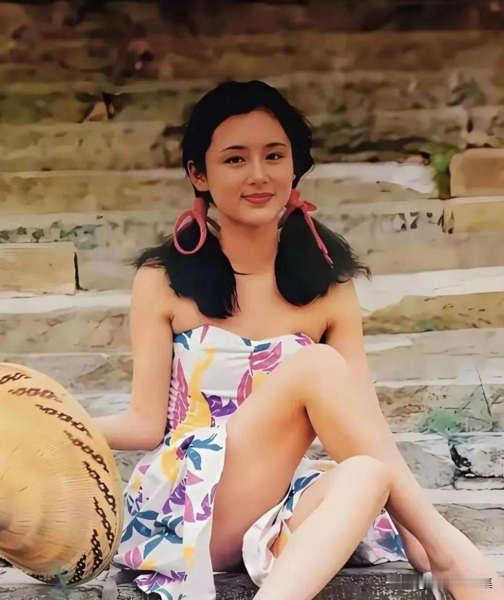 1968年，陈红出生于江西上饶，高中就读于上饶一中，担任校学生会文艺部长，从小展