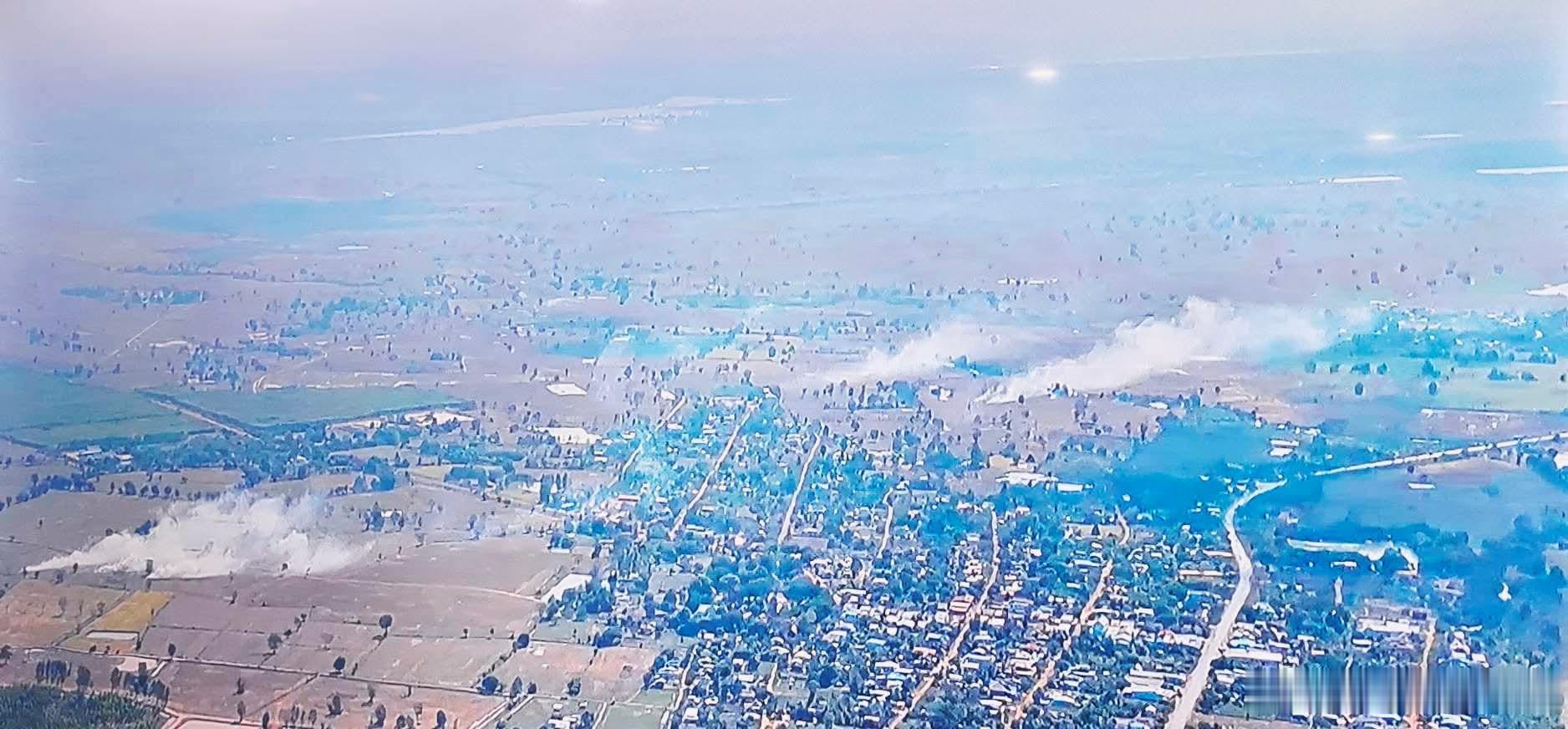 【泰柬边境爆发冲突】泰柬冲突这一航拍画面捕捉到了正在进行的普雷陈村战役。据报道