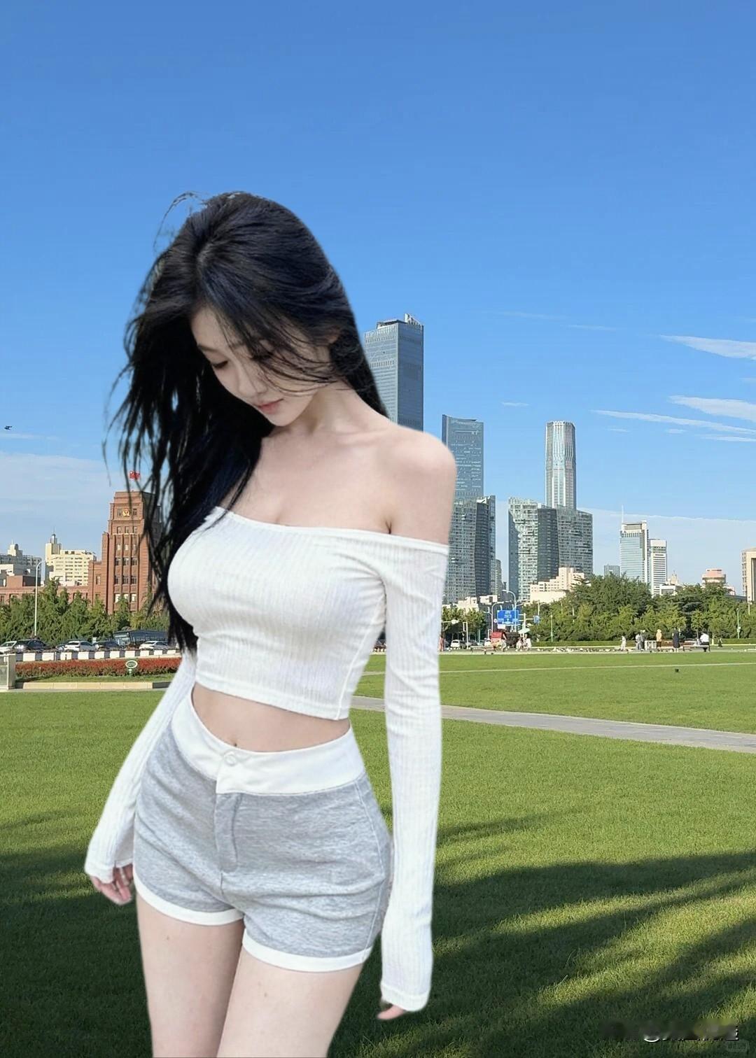 都市绿洲中的时尚少女，享受阳光与微风