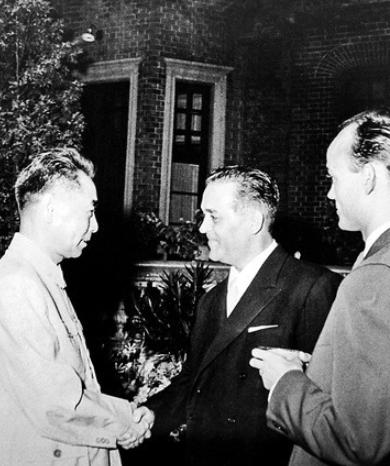 1963年底周总理访问埃及，在总统举行的招待会上，一位当地情报高官趁周总理面前无