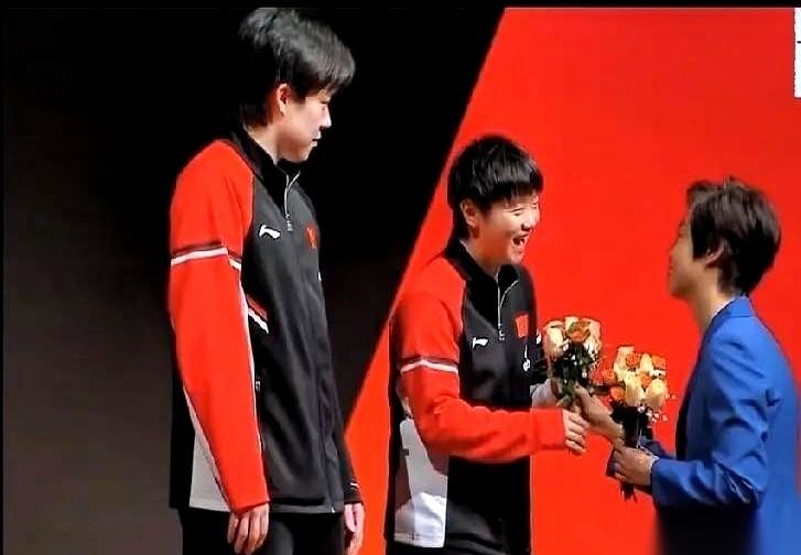 讲个笑话。输了决赛，结果俩人站领奖台上，乐得跟什么似的。尤其莎莎，那眼睛里冒