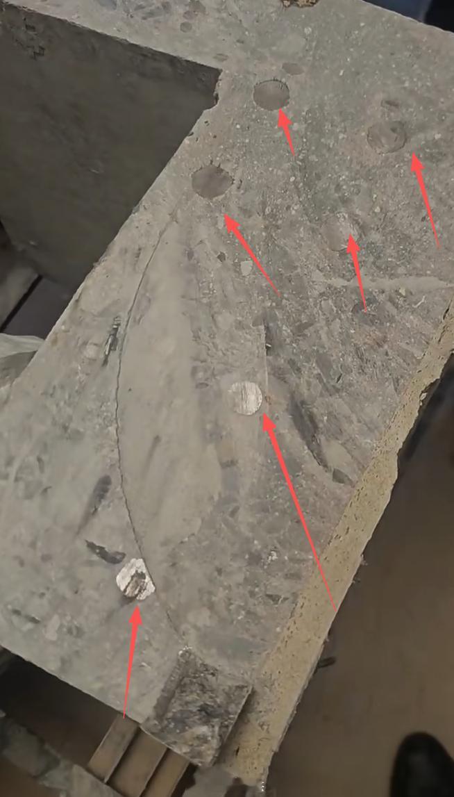 光明某新盘48层，有业主把飘窗承重墙钢筋切掉，其他业主得知都炸了。深圳