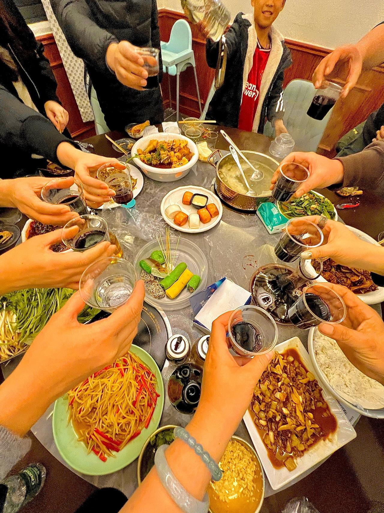 老婆去参加初中同学聚会终于回来了，她说以后再也不去了！那些去参加的女同学要么是离