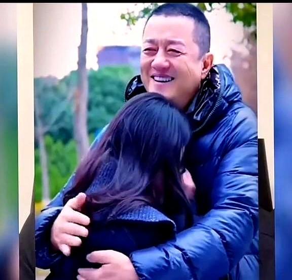 李亚鹏这回真把脸贴地上了。视频里他说得很直白：医院欠租2600万，自己连带