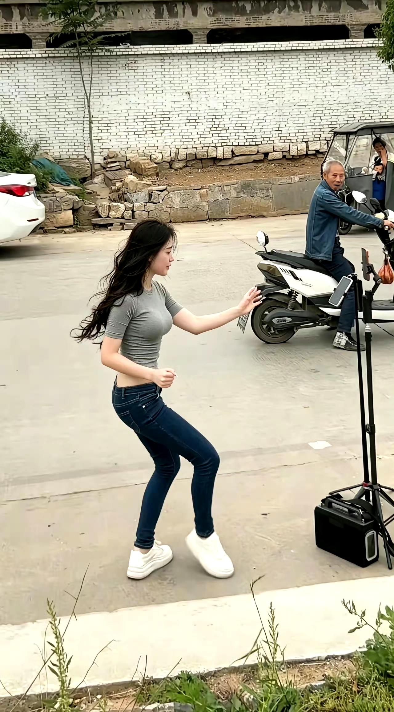 要是大爷在路中间出了交通事故，那这主播需要承担责任吗？[笑着哭]​​​