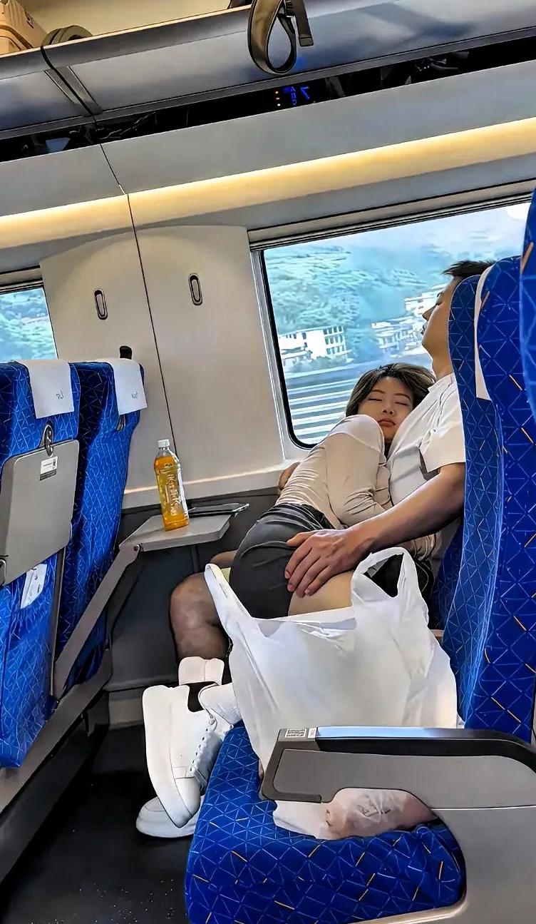 “江山如此多娇，抱着妹妹睡大觉”，一定很幸福吧！今天在回去的路上，碰见了一男