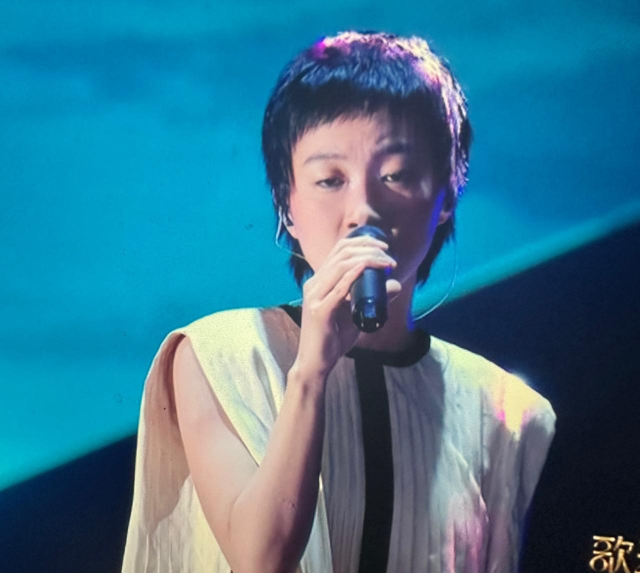 窦靖童今晚这舞台，满屏弹幕都在喊“小王菲”。她一开口，弹幕就炸了——“王菲你在