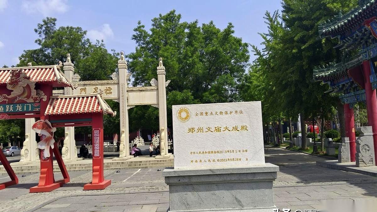 郑州东大街的文庙，这名头一亮出来，分量十足，国家级的。能评上这个级别，全靠那座