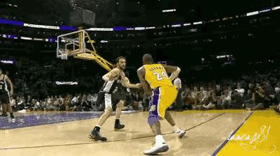 以下这两个慢动作镜头是科比单打吉诺比利的画面，通过慢动作回放不难发现，8号时期的