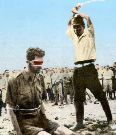 1943年，一个日本人砍下一个男人的脑袋，结果，因为这张照片，10万日本