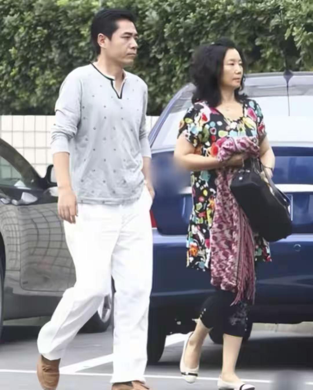 陈宝国、赵奎娥杭州西湖聚餐照曝光！有网友在西湖某餐厅偶遇张宝国夫妻俩，没想到结