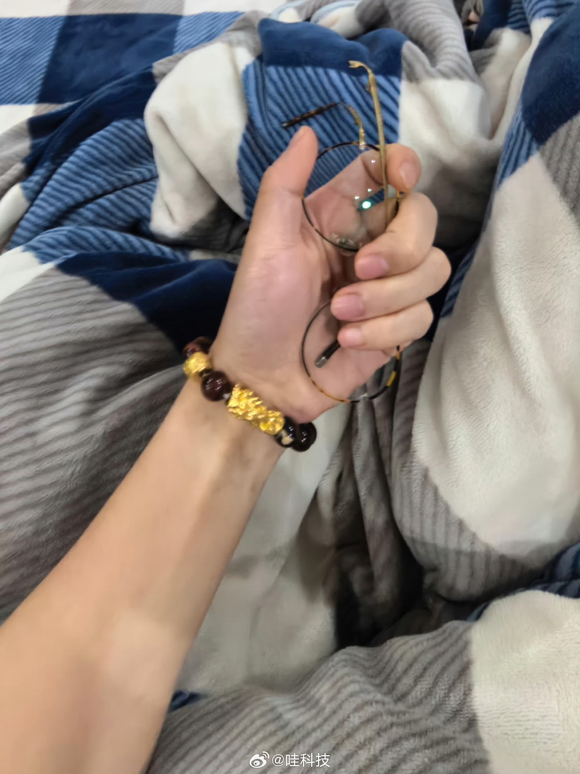 配眼镜暴利眼镜一直以来都是暴力。作为600度近视，我可太有发言权了。24年配