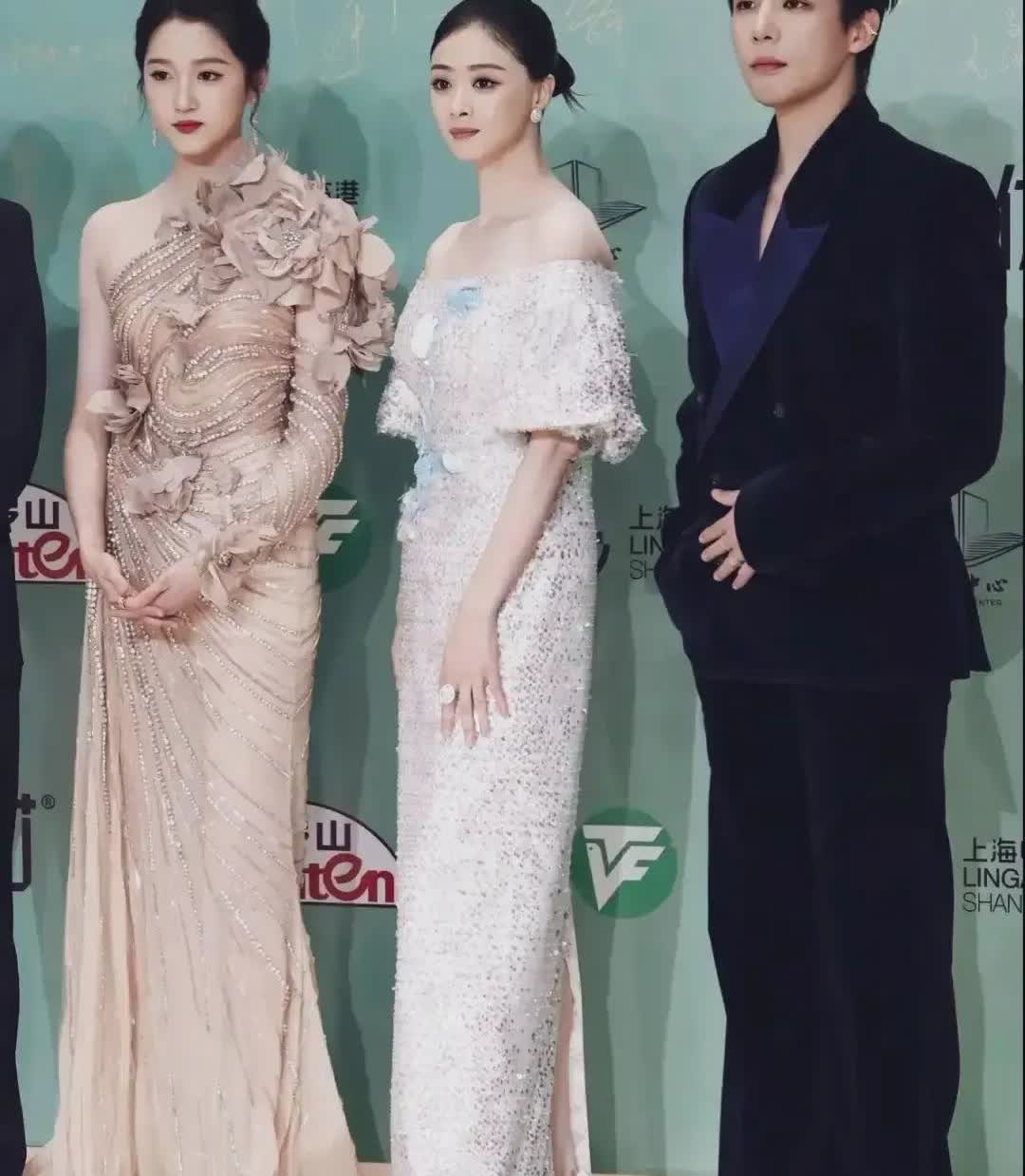 从白玉兰颁奖红毯关晓彤和王安宇两人聊天来看，两人看不出已经在一起的迹象。相反就是