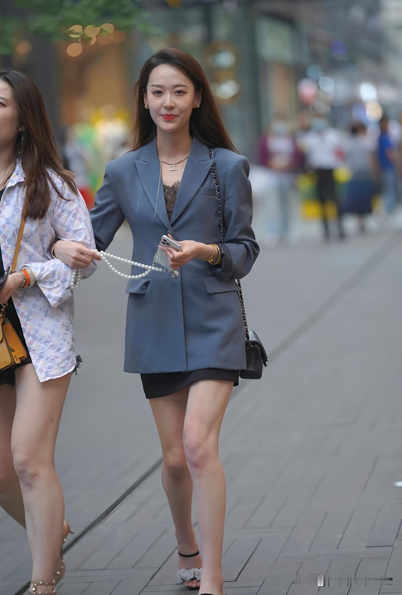 都市时尚姐妹花，优雅出街，自信满满