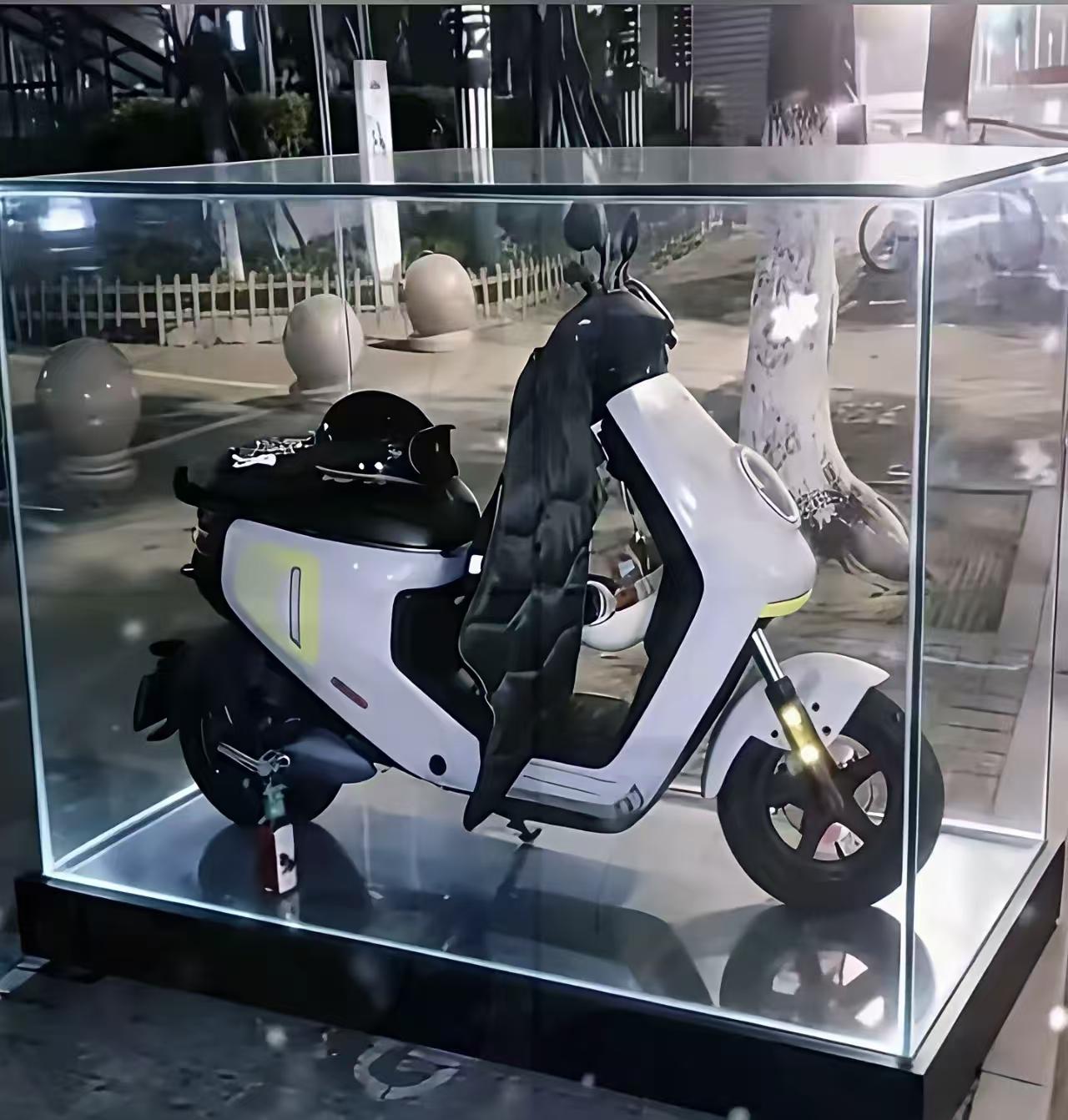 张雪峰的电动车已被擦干净收藏起来了，只做老板，需要出去讲座专车接送，讲稿助力帮忙