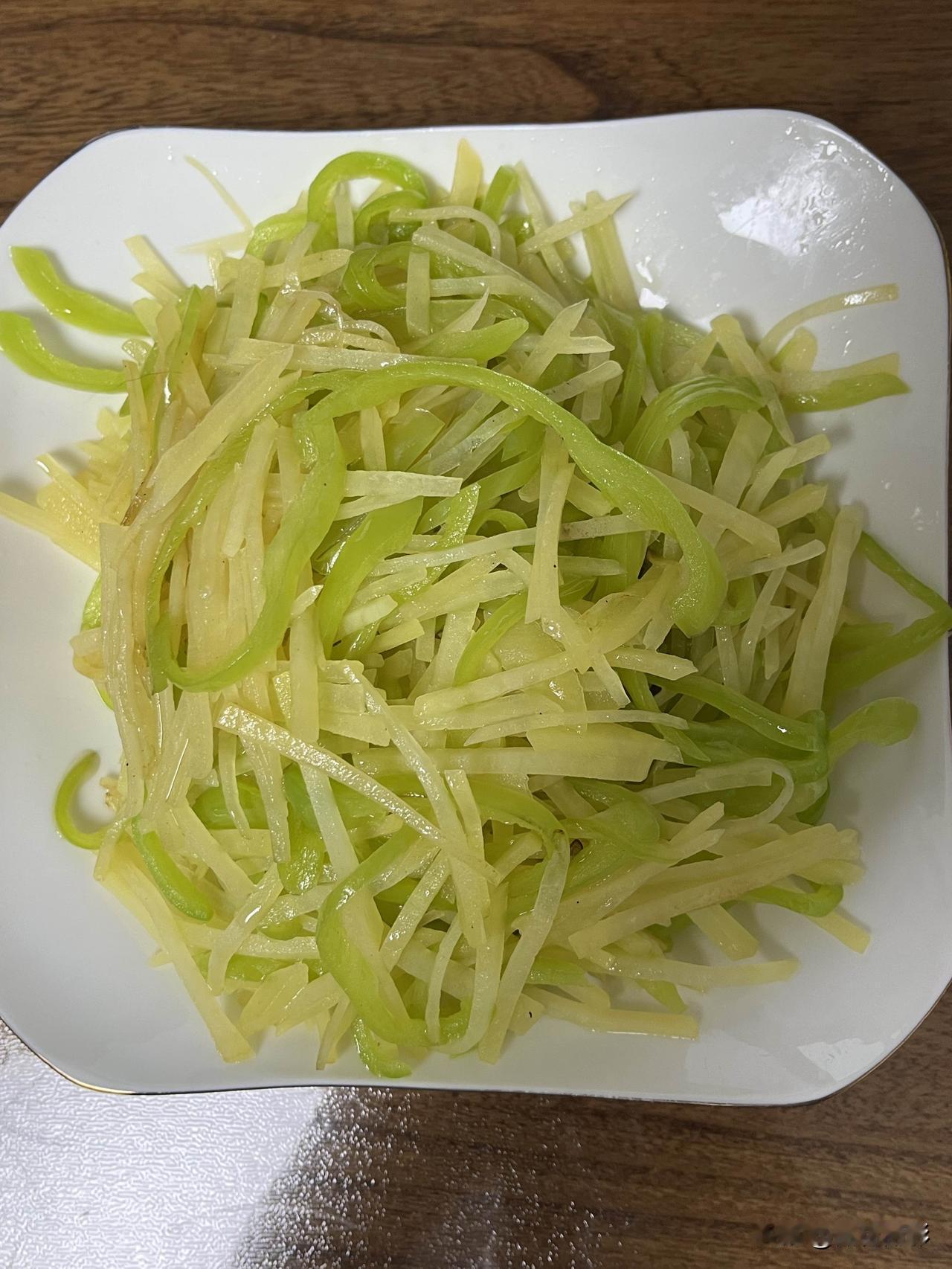 好友们晚上好！端午安康，晚餐香香！今天的晚餐：尖椒土豆丝拆骨肉薄饼果盘