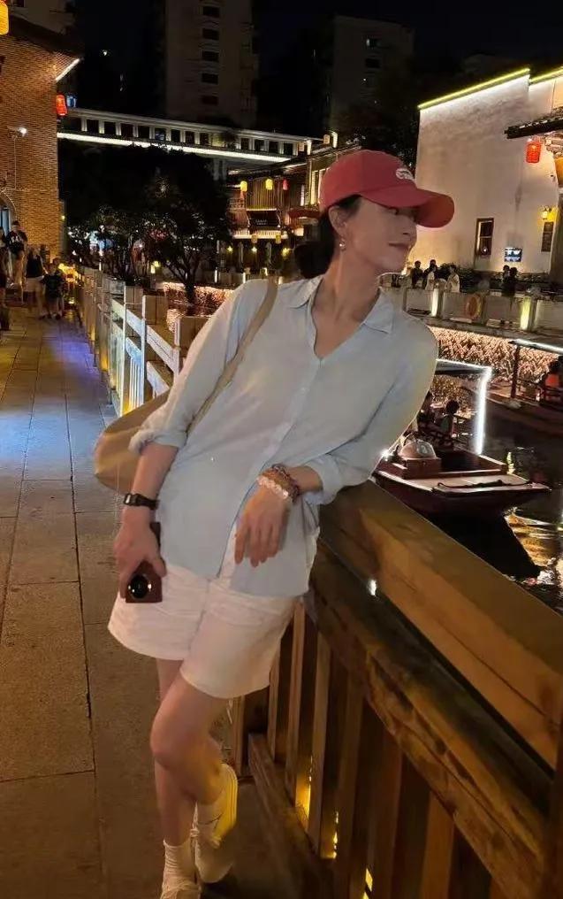 蒋欣这套通勤出游穿搭太适合中年女生浅蓝色衬衫+白色短裤，清爽干净不挑身材，