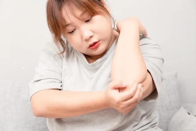 “糖尿病重不重，看胳膊就知道？医生：胳膊出现这4变化，或是预兆”别以为糖尿病