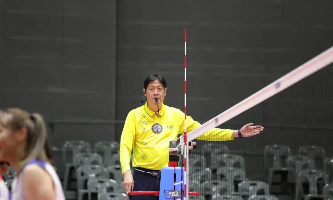 浙大女排主教练骆文棽是中国排坛仅有的三名国际A级裁判之一，与朱婷“母女相称”的教