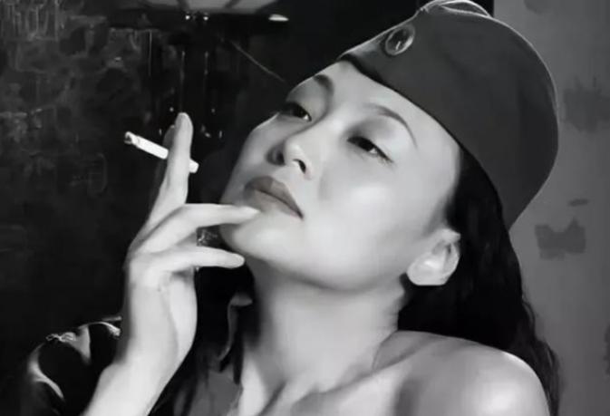 1935年，戴笠最得意的女学生向影心正与日本海军武官贴身热舞。当武官的手滑向她旗