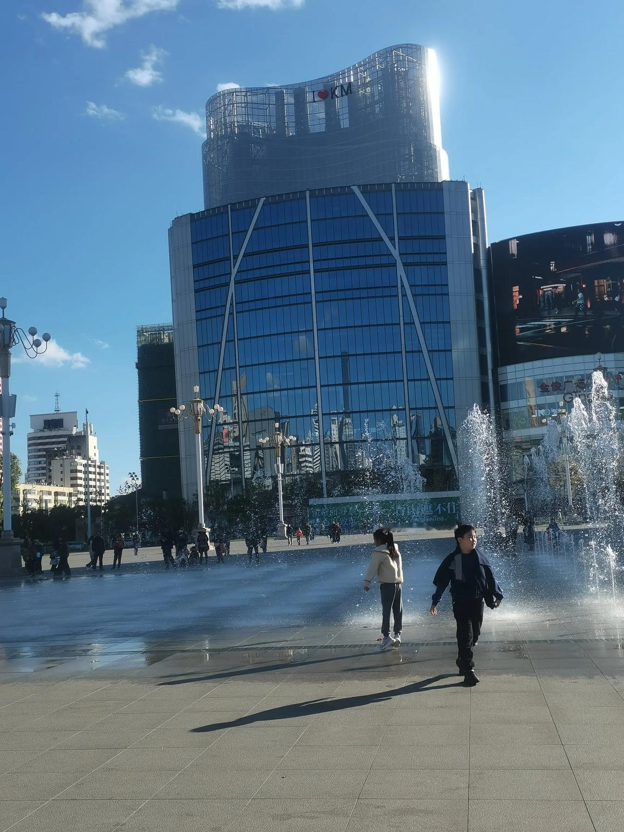 昆明东风广场这个春之眼（显眼包），真的是拿它没办法啊！早知这个样子，还不如建一个