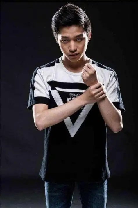 列出你认为lpl历史六大流量选手及现状，排名有先后我先来：uzi（退役）thes