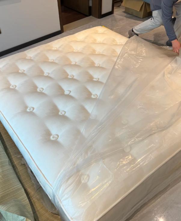 这种塑料膜只是厂家为防止运输、仓储过程中弄脏床垫而设的简易外包装，没想到竟懵了这
