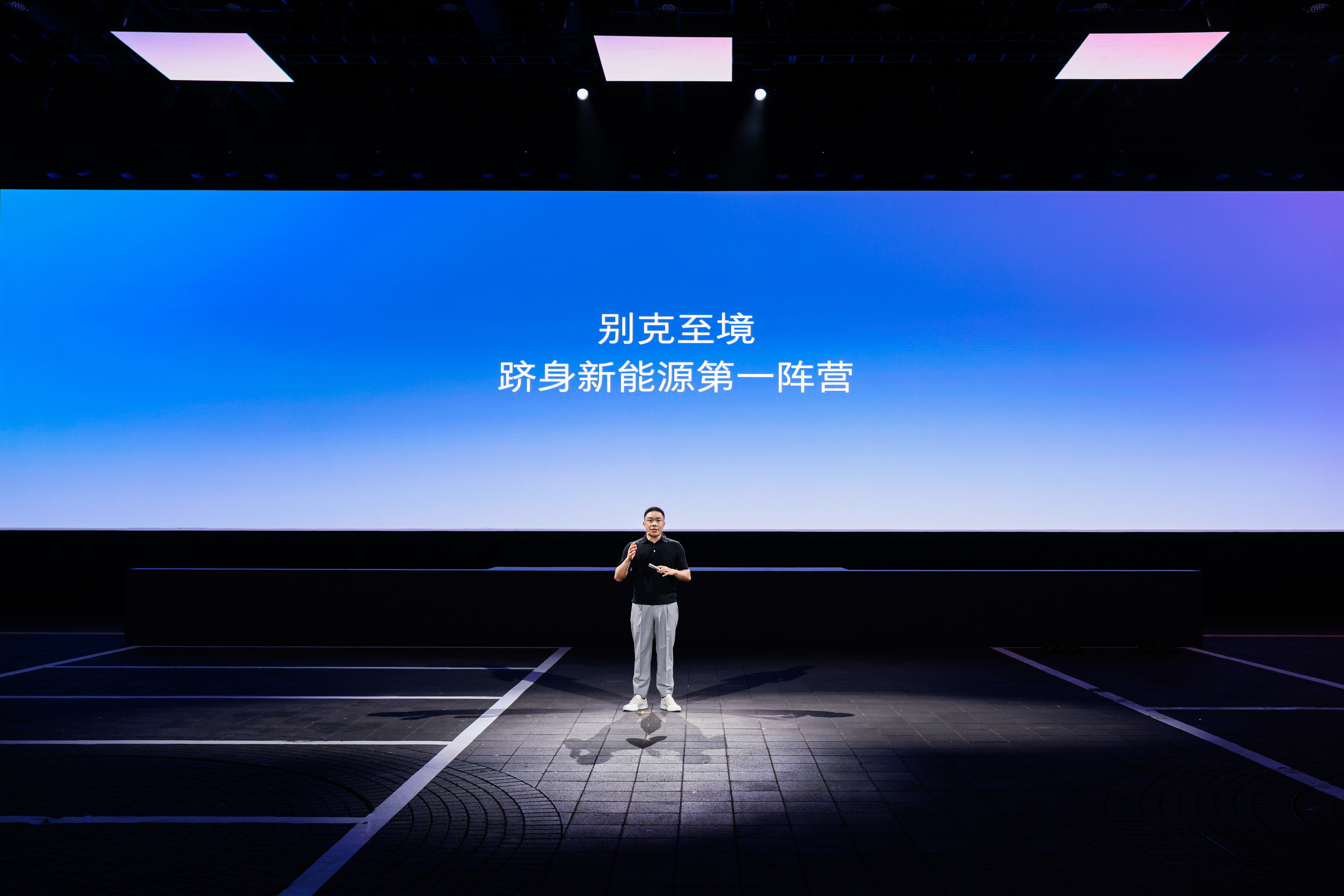 别克前段时间连续发布的致敬海报大家都刷到了吧，仔细观察后发现表面上向领先者学习致