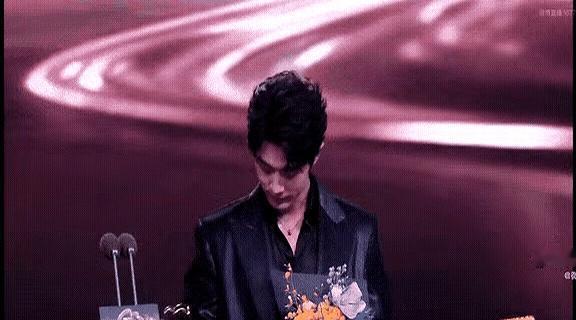 曹国伟当众用脚踢了杨幂的裙子，不是一下，是三下。水晶灯下，全网直播镜头里，这位微