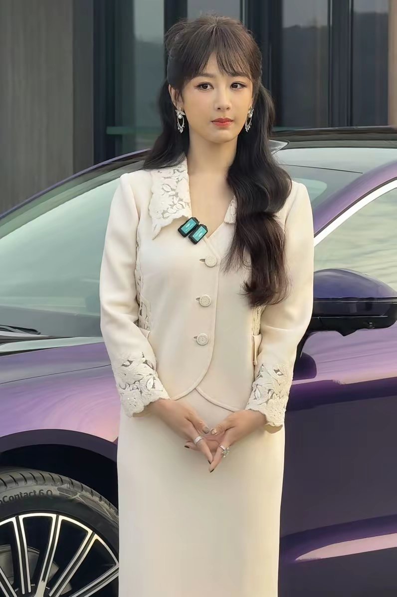 杨紫最新近照，脸和穿着有种“割裂感”，网友不适应了！杨紫最近几年对自己的颜值和身