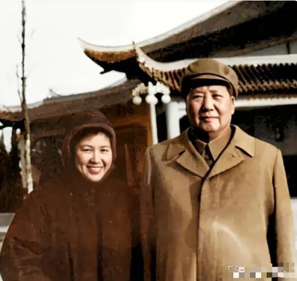 这两张罕见合影，定格了谢静宜这位河南姑娘年轻漂亮、充满灵气，24岁便成为毛主席身