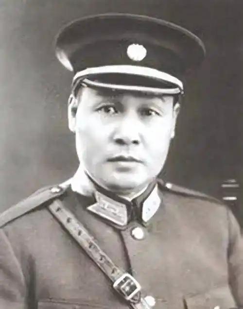 1949年，新中国成立后，中央正式下达任命，让邓宝珊担任甘肃省主席，邓宝珊却推辞